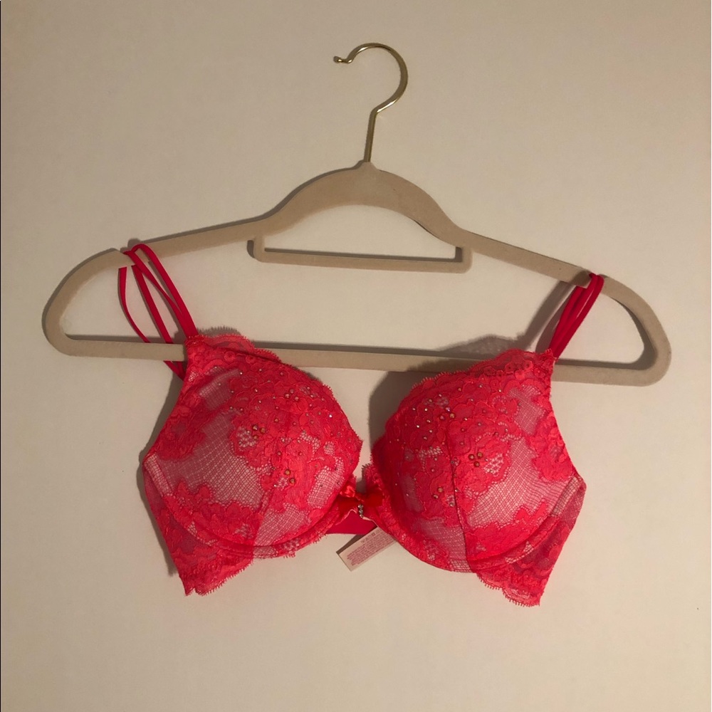 NWOT Victoria’s Secret Very Sexy Plunge Bra 32D